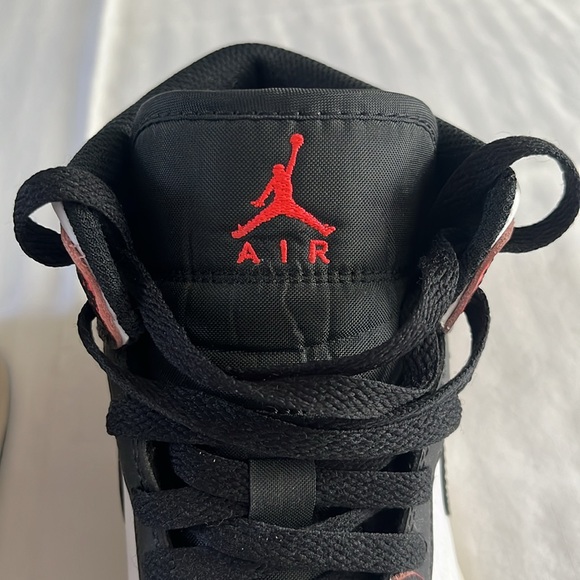 Nike Air Jordan 1 Retro Mid Men’s 7.5 Red Black White - Picture 8 of 8